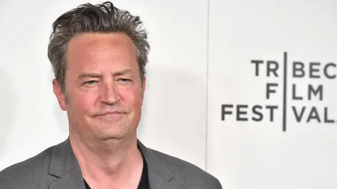 Matthew Perry: Uma Tragédia de Hollywood - por trás das câmeras